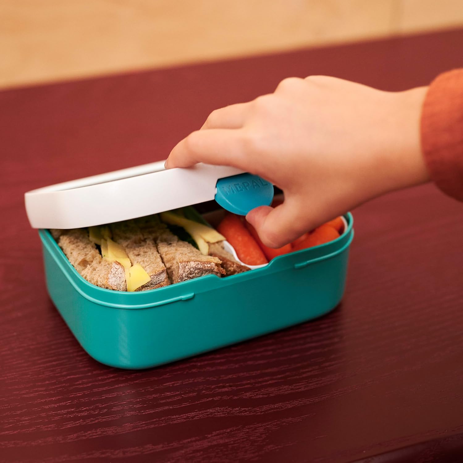 Mepal - Lunch Box Children's Campus - Bento Box Children - Lunch Box Children with Compartments and Fork - Meal Prep Box with Clip Closure - BPA Free & Dishwasher Safe - 750 ml - Hot Wheels – Bild 6