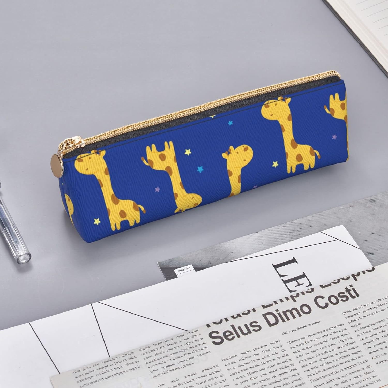 Cute Cartoon Giraffe Pattern Pencil Case Triangle Pencil Case Portable Pencil Case Leather Organizer with Zipper Cosmetic Bag, White, Bag organiser – Bild 8