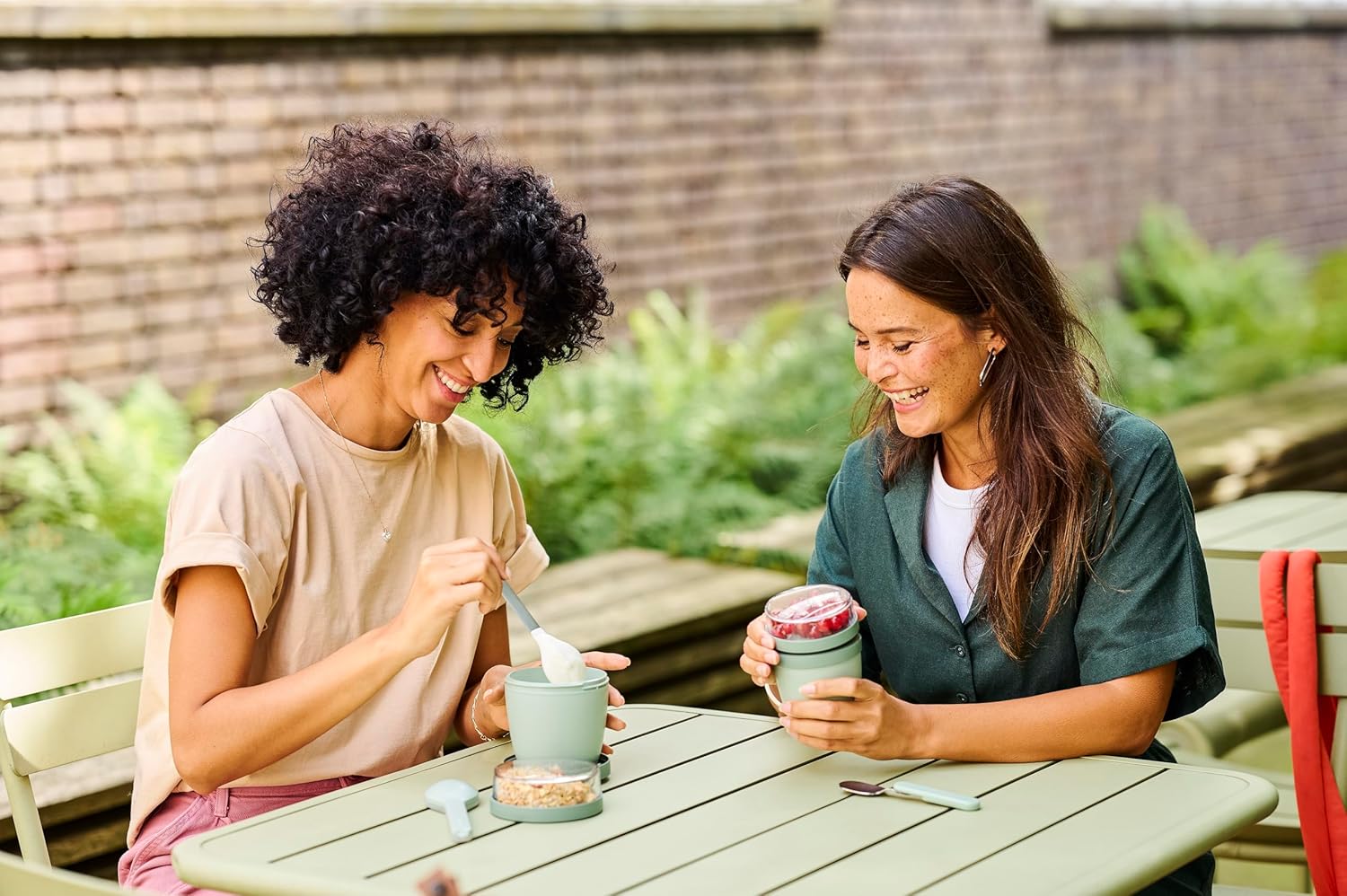 Mepal - Lunchpot Ellipse - Praktischer Joghurtbecher & Müslibecher - Unterteilung für Joghurt & Müsli - Geeignet für Gefrierschrank, Mikrowelle & Spülmaschine - 500 ml + 200 ml - Nordic Sage – Bild 6