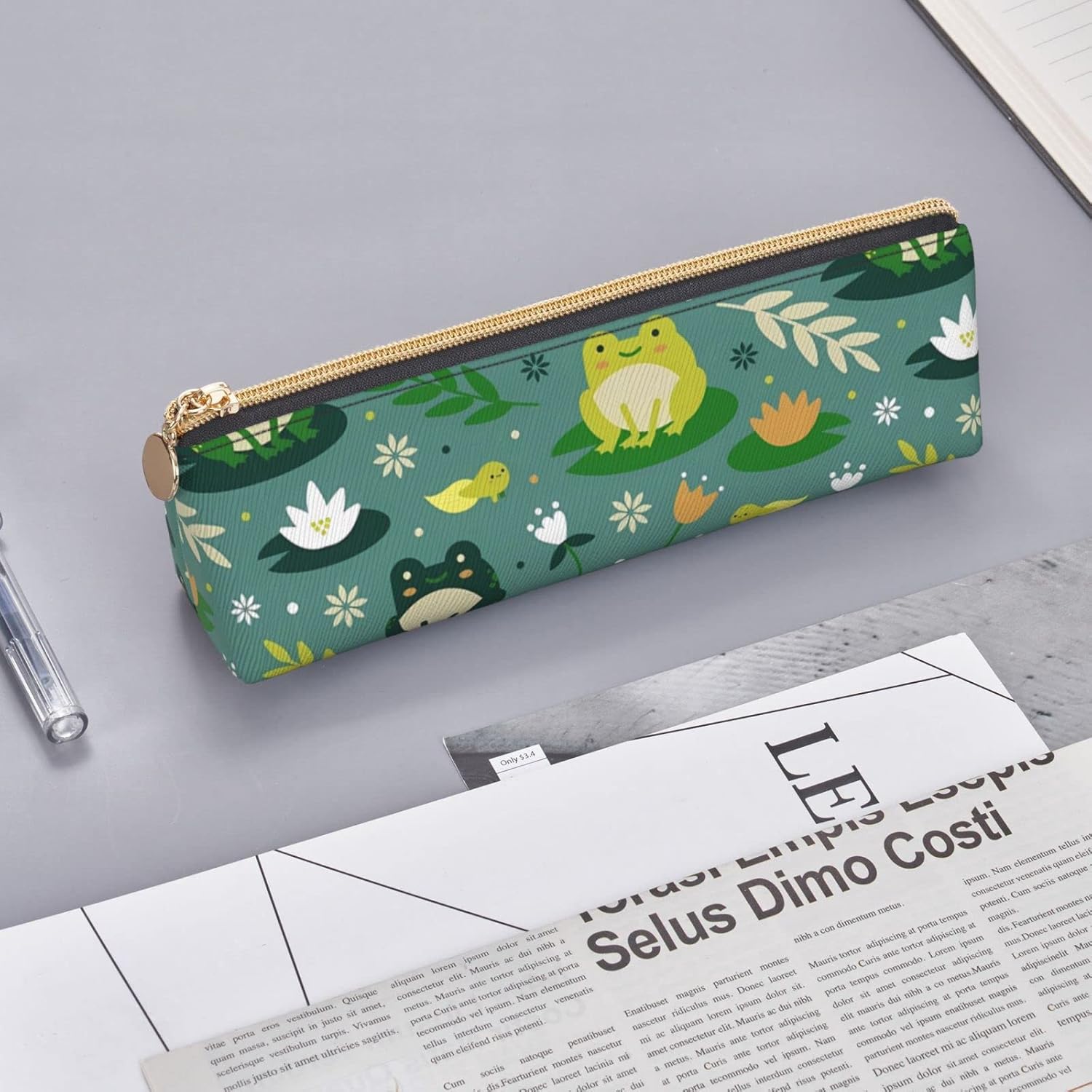 Federmäppchen mit niedlichem grünem Frösche-Muster, dreieckiges Stiftetui, tragbares Federmäppchen, Leder-Organizer mit Reißverschluss, Kosmetiktasche – Bild 8