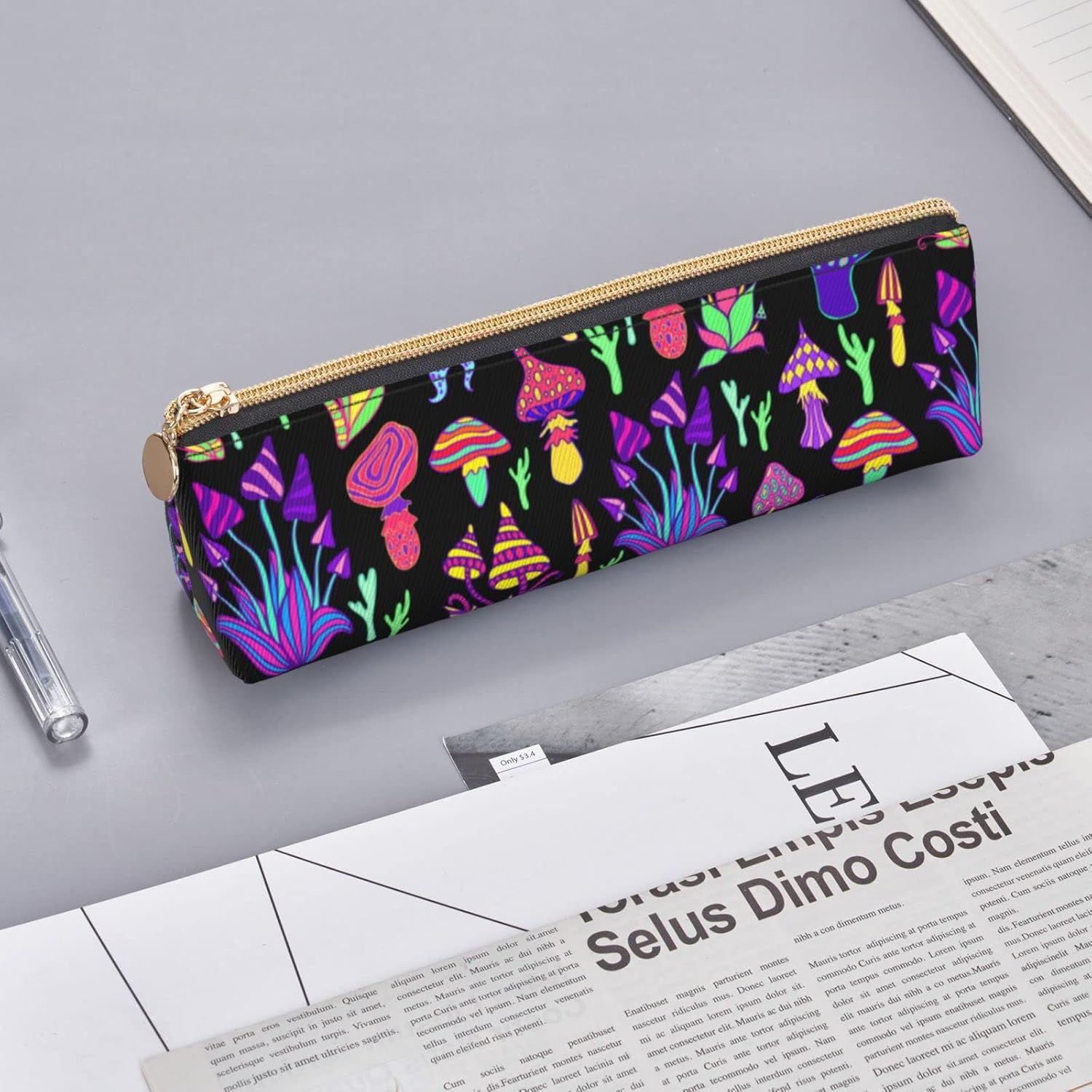 Psychedelic Magic Mushrooms Pencil Case, Triangle Pencil Case, Portable Pencil Case, Leather Organizer with Zipper, Cosmetic Bag, White, Bag organiser – Bild 8
