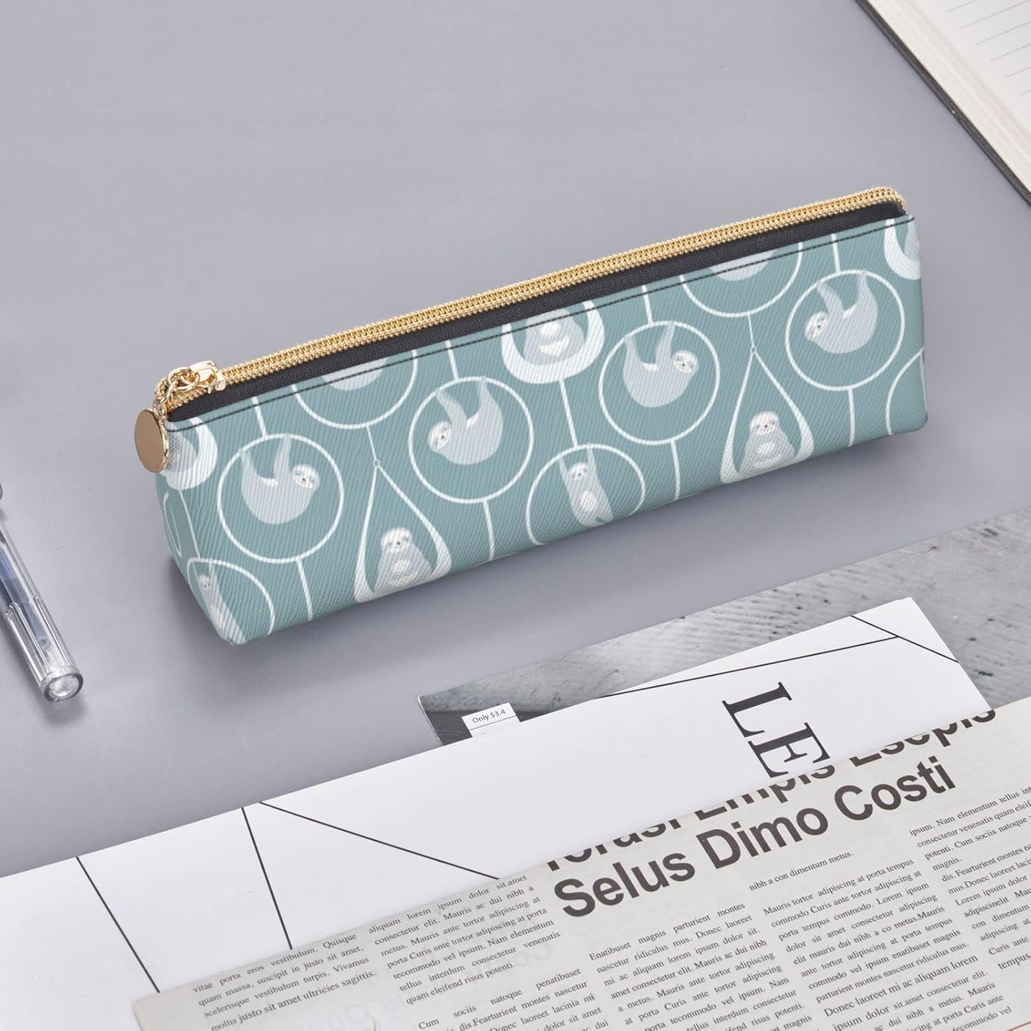 Federmäppchen mit niedlichem Faultier und Yoga-Muster, dreieckig, tragbares Federmäppchen, Leder-Organizer mit Reißverschluss, Kosmetiktasche – Bild 8