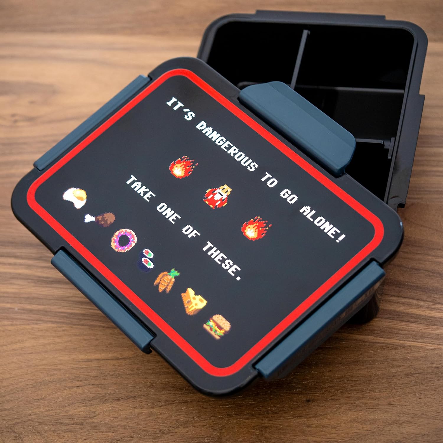 getDigital Lunch Box Dangerous to Go Alone, Bento Box for Nerds & Gaming Fans with 4 Adjustable Compartments, Leak-proof Container with Lid, Dishwasher Safe and Microwave Safe, 800 ml – Bild 2
