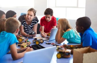 Grundschulkinder lernen die Welt handwerklicher Berufe kennen